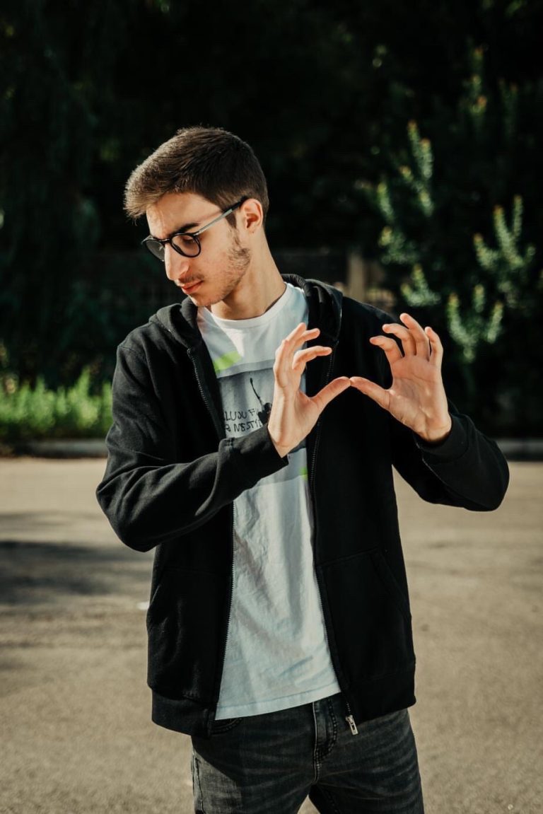 Alessandro Mele, in arte “Ale”, il cantautore di Tricase che racconta il bullismo in musica