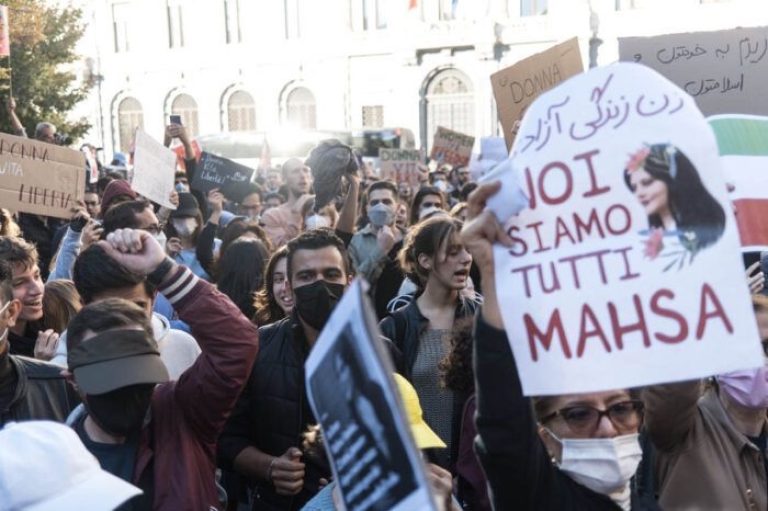 Siamo tutte Mahsa Amini: anche a Lecce il grido di coraggio per le donne iraniane che sfidano il regime