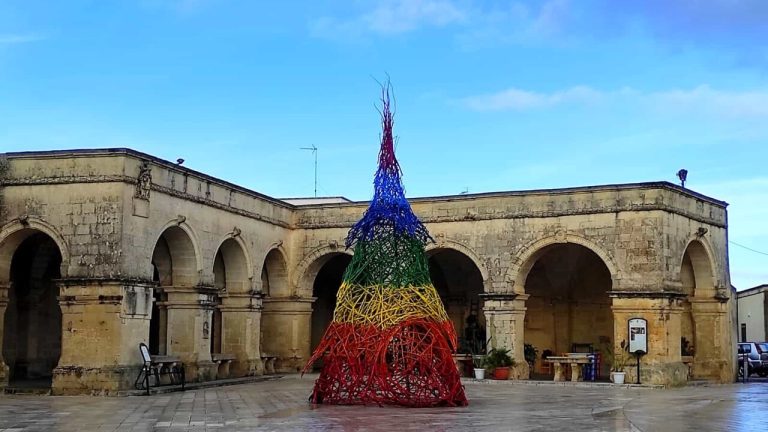 Melpignano si tinge di arcobaleno con lo speciale albero di Natale in Piazza San Giorgio