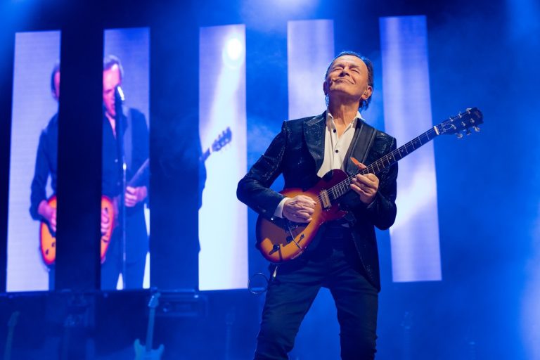 Dodi Battaglia arriva al Teatro Apollo di Lecce con “Nelle mie corde”