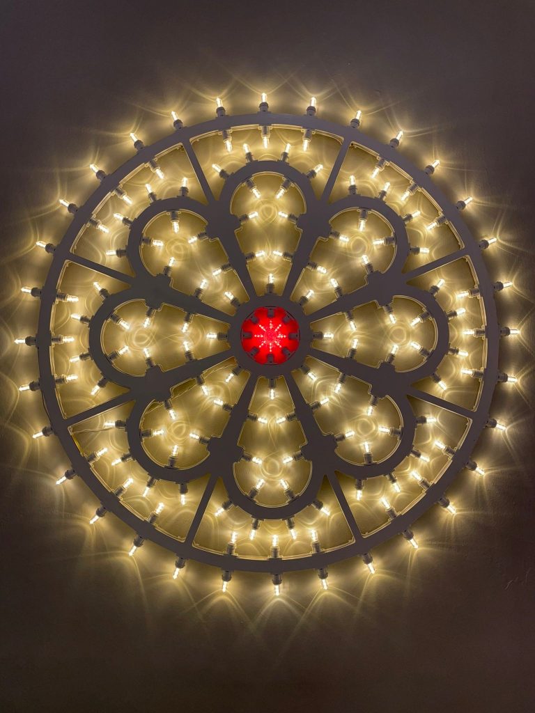 L’arte della tradizione si proietta nel futuro: The Tube apre a Lecce con le luminarie di straordinari designer e artisti