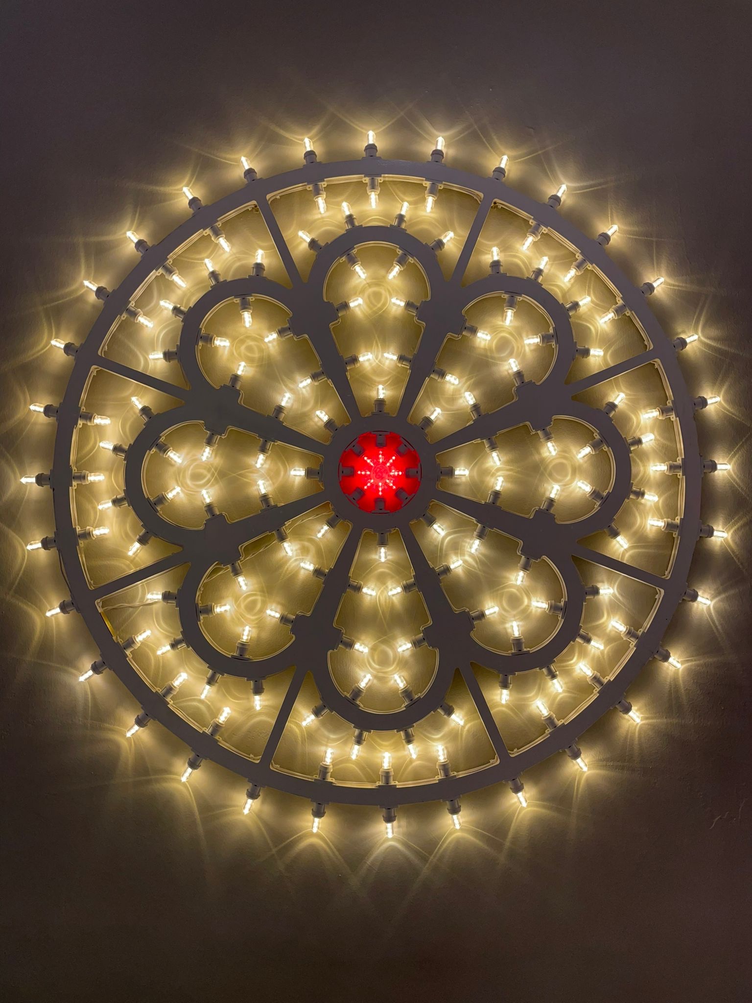 L’arte della tradizione si proietta nel futuro: The Tube apre a Lecce con le luminarie di straordinari designer e artisti
