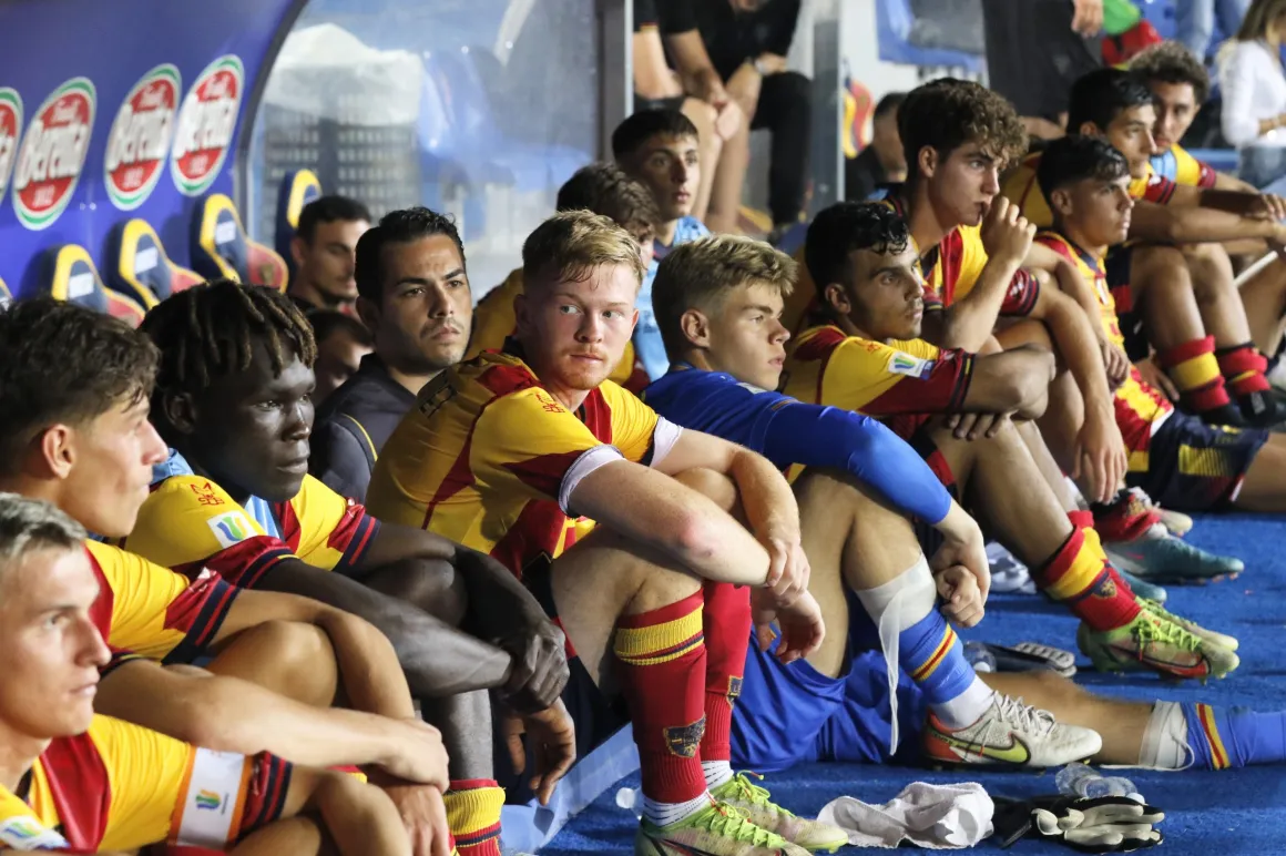 Lecce, è una giornata storica: alle 16 il debutto in Europa