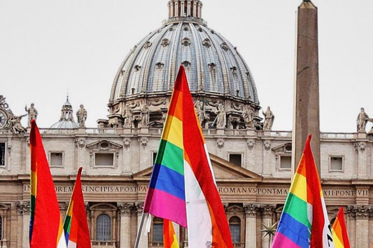 Vaticano, sì alla benedizione per le coppie gay