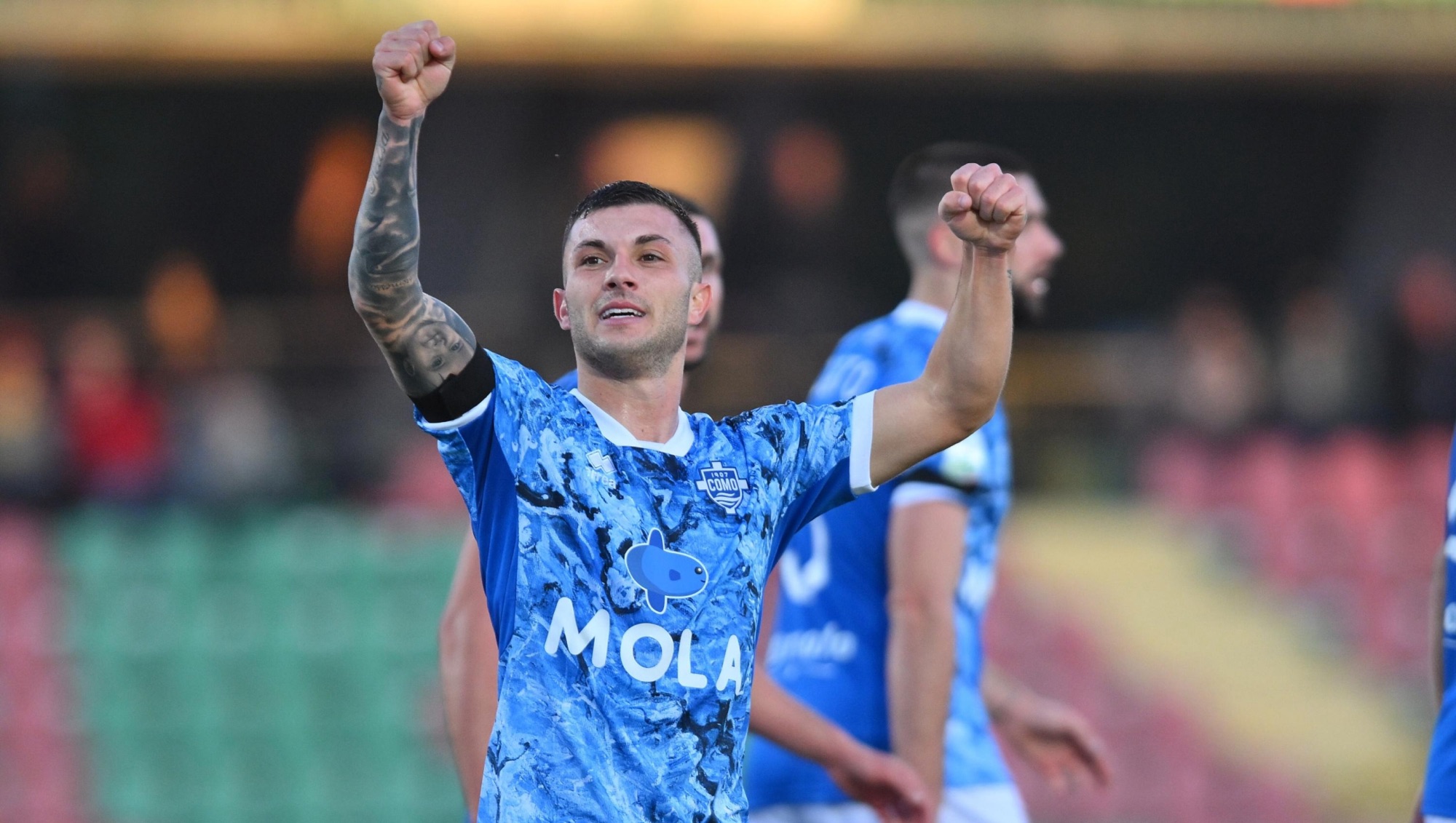 Il Como conquista la Serie A, il Lecce sorride: bonus per i giallorossi grazie a Strefezza