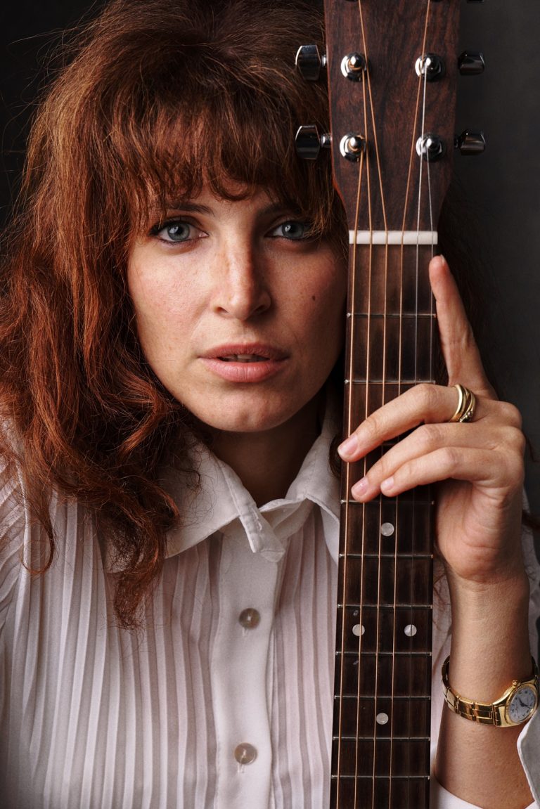 Marianne Mirage con il nuovo singolo e il video di “Chiudi Gli Occhi”