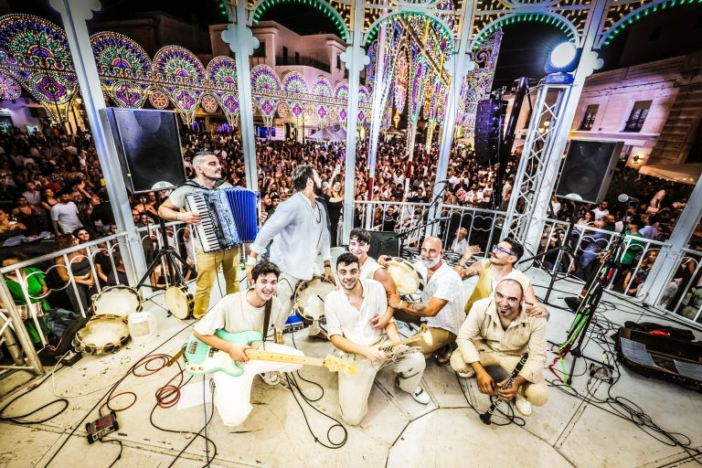 A un anno esatto dal lancio del loro singolo "Vampa", gli Scazzacatarante annunciano il nuovo tour 2025