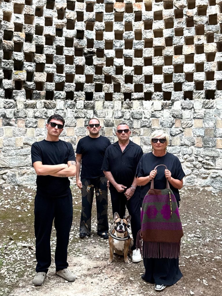 “Figlia del Filo” La Sellerie Limited sfila nella cornice di Masseria Torcito, tra memoria e futuro la nuova collezione