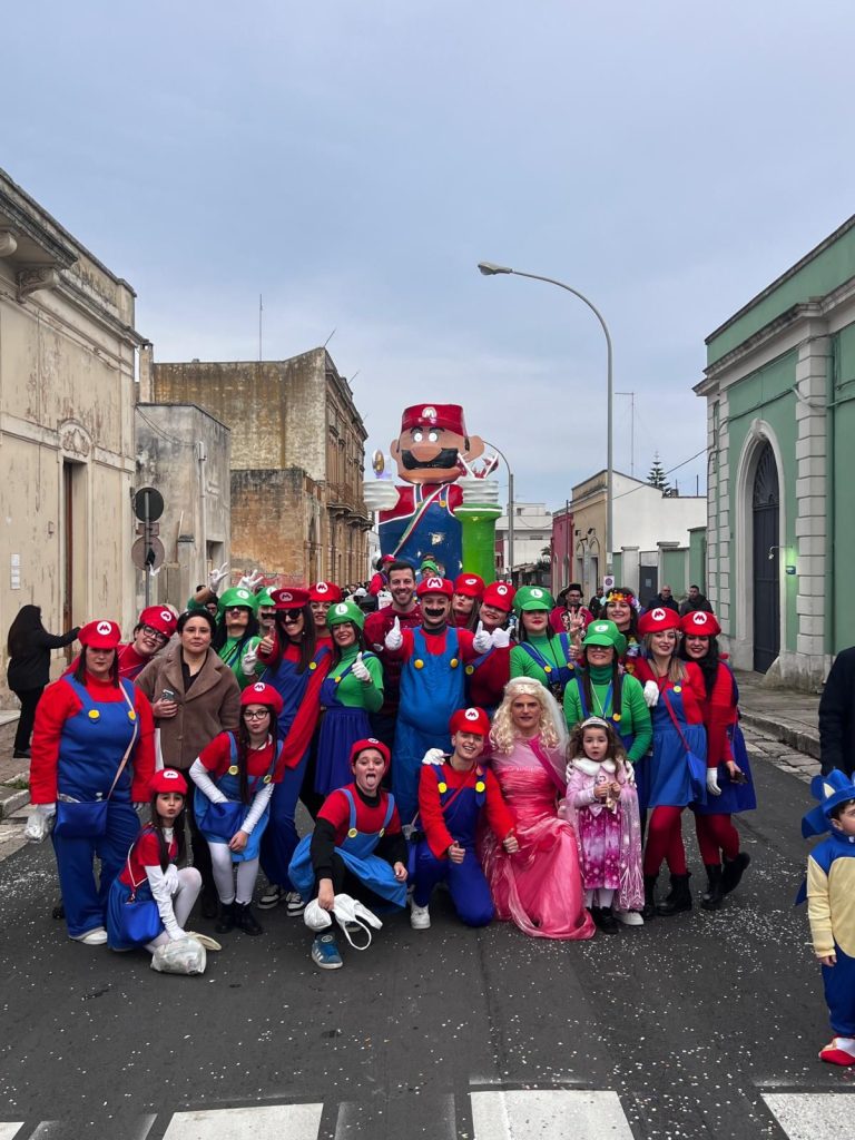 “Squinzano in Carnevale”, grande successo di pubblico e omaggio al sindaco in versione Super Mario