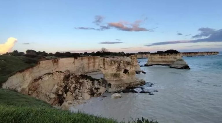 La mareggiata distrugge l’Arco degli Innamorati a Sant’Andrea, un danno enorme per tutto il Salento