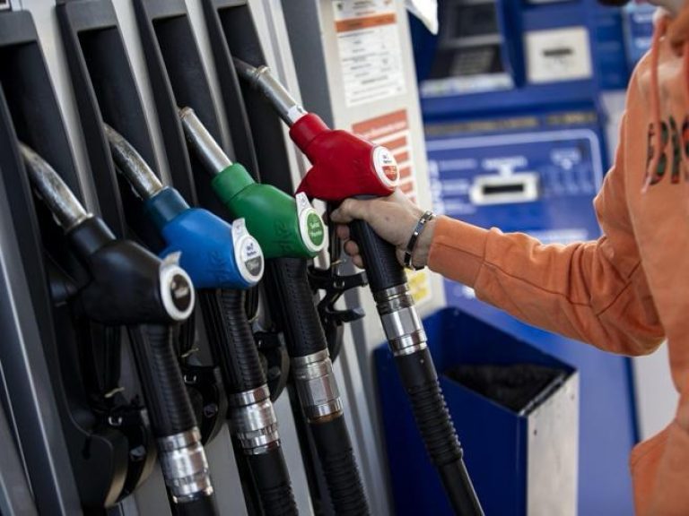 Diesel sopra i 2 euro, il caro carburante pesa sempre di più sulle famiglie