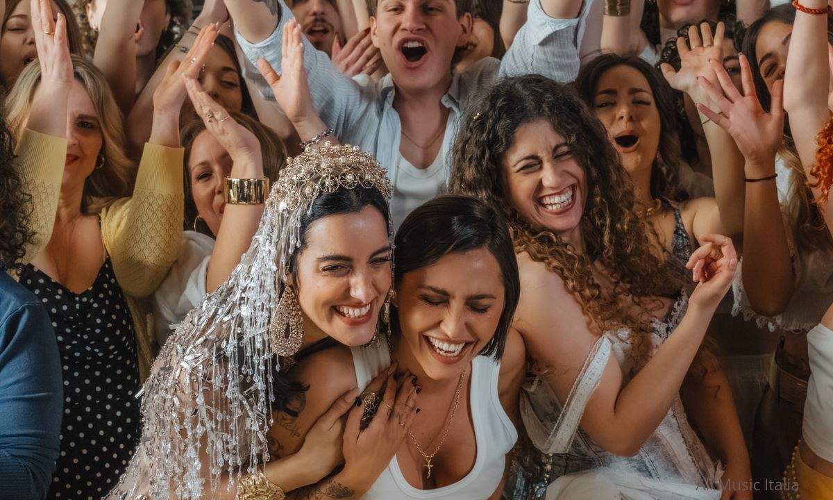 Serena Brancale, Levante e Delia raccontano il legame con le proprie radici in "Al mio paese", certificato disco d'oro