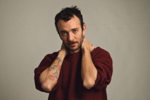 Moonari, torna il 25 settembre con “In Fondo A Stare Soli Non C’è Male” con Folcast e Neri per Caso