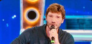 Sanremo 2027, De Martino cambia le regole: dal televoto all’Eurovision, stop all’IA, e 24 big