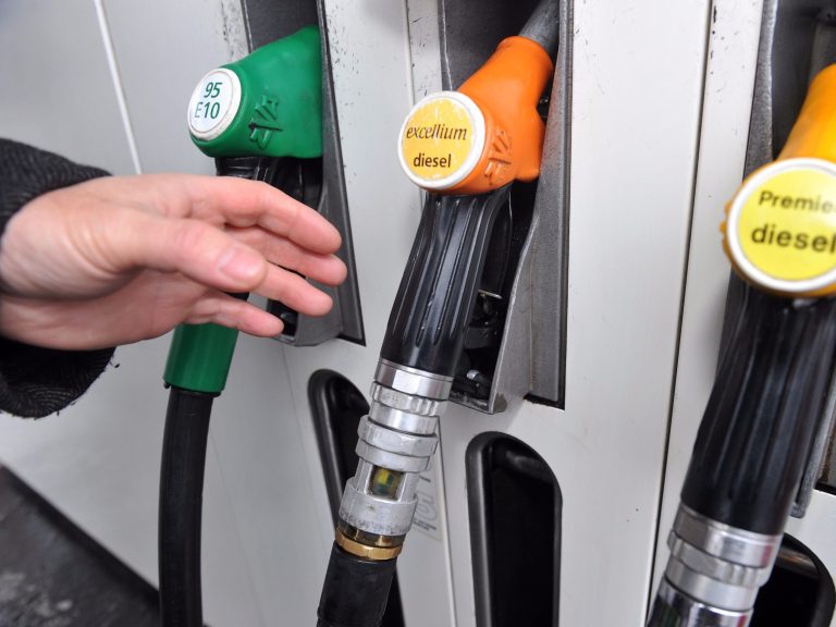 Nuova stangata per gli automobilisti italiani: benzina e diesel ancora in salita, prezzi oltre i 2,15 euro al litro