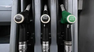 Carburanti, nuova stangata: benzina oltre i 2,10 euro al litro, diesel sopra i 2,30