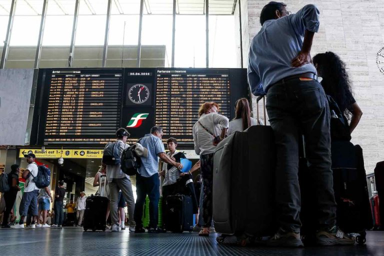 Sciopero dei treni, oggi stop fino alle 21: possibili cancellazioni e ritardi in tutta Italia