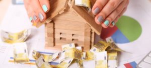 Caro vita senza freni dopo benzina e alimentari, aumentano anche i prezzi delle case del 4%